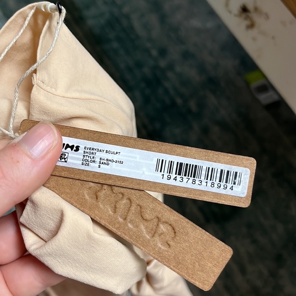 NWT Skims Everyday Sculpt Short Sand High waisted thigh length - Picture 2 of 3